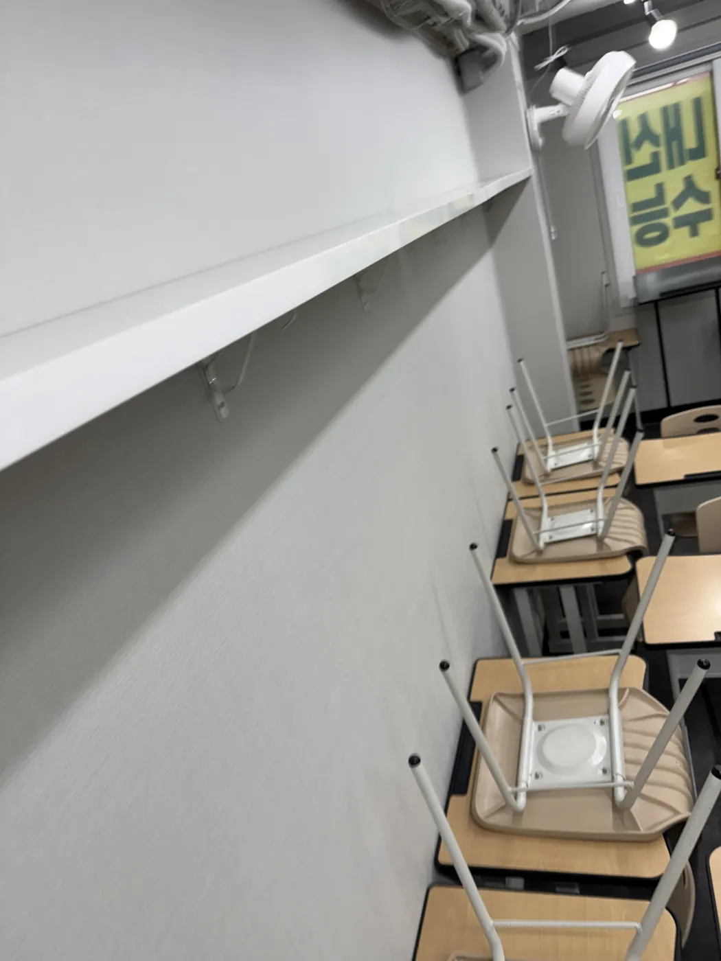 상암동 학원청소 시공 현장 — 좌석 사이 바닥