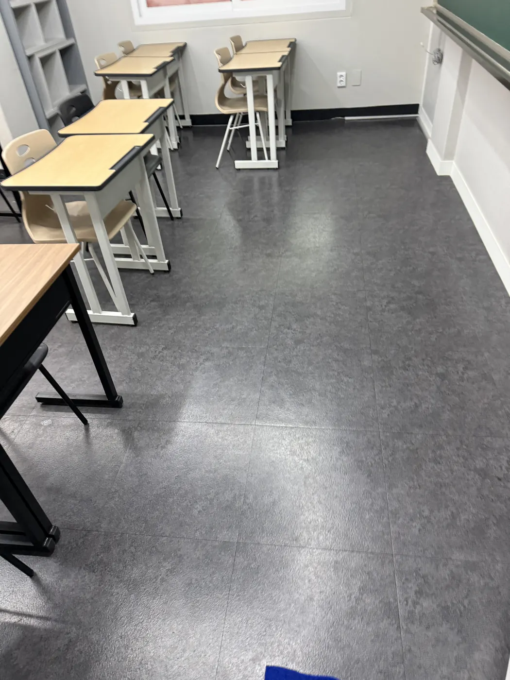 금천구 학원청소 시공 현장 — 복도 바닥 관리