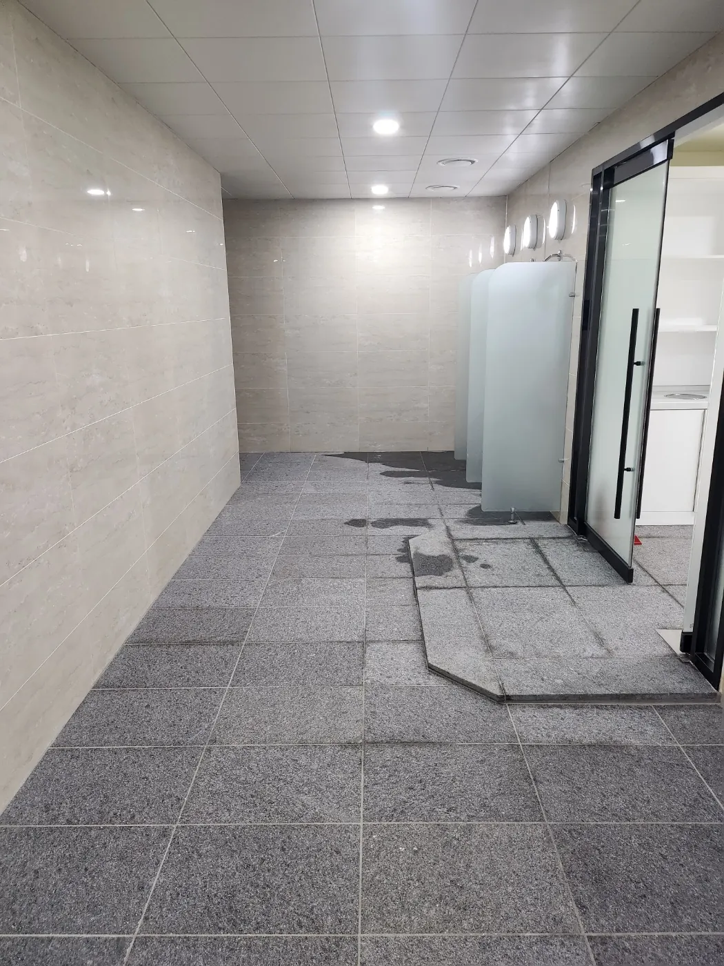바닥 마감 상태 — 금천구 목욕탕청소 현장
