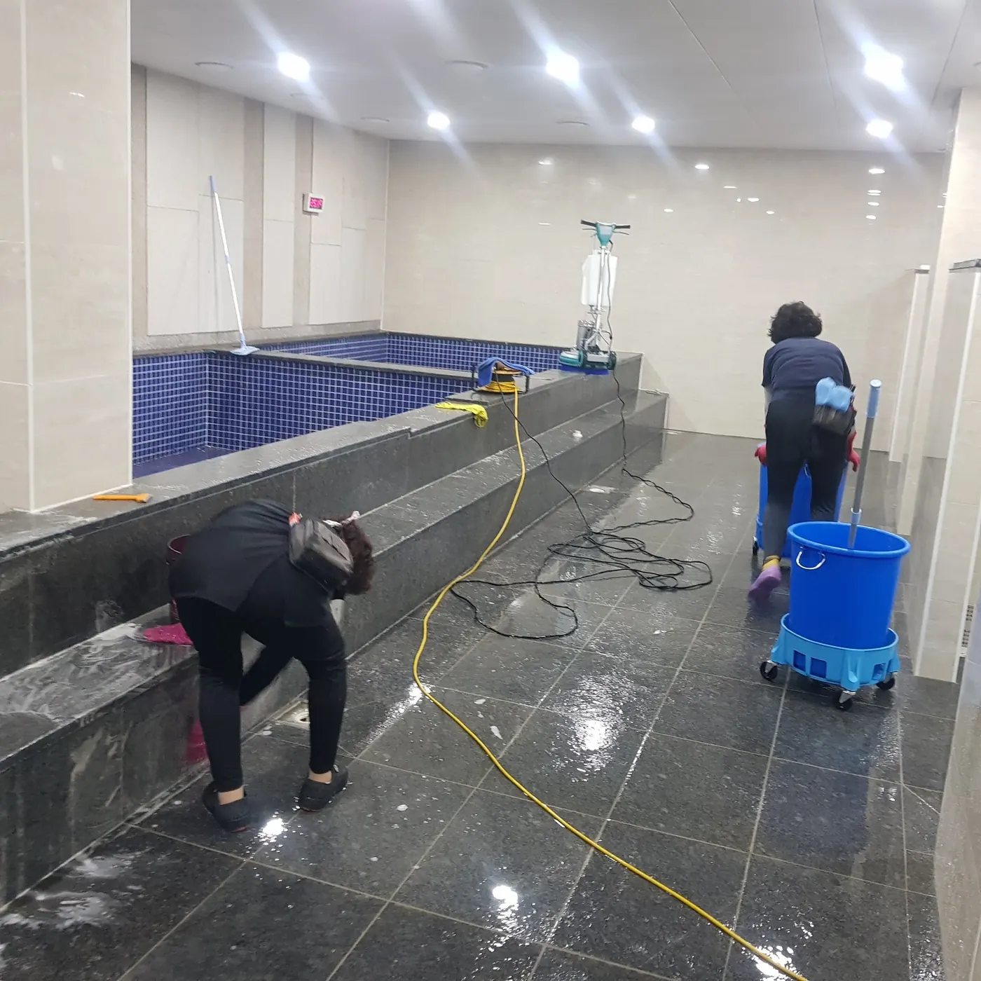 서대문구 목욕탕청소 시공 현장 — 탕 내부 세정