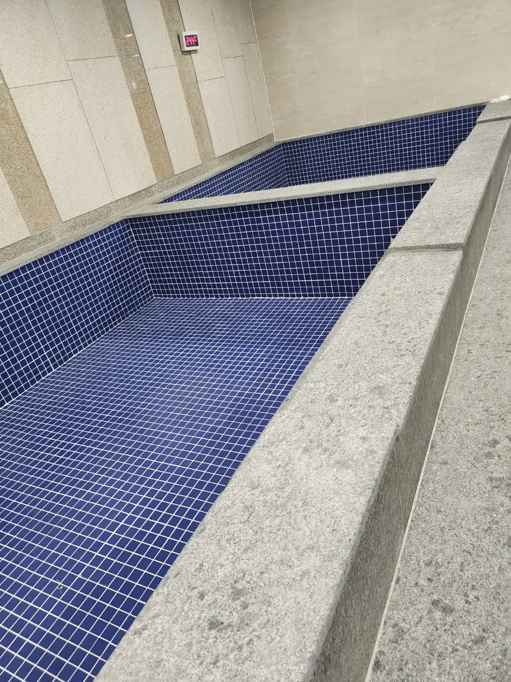 성동구 목욕탕청소 시공 현장 — 탕 내부 세정