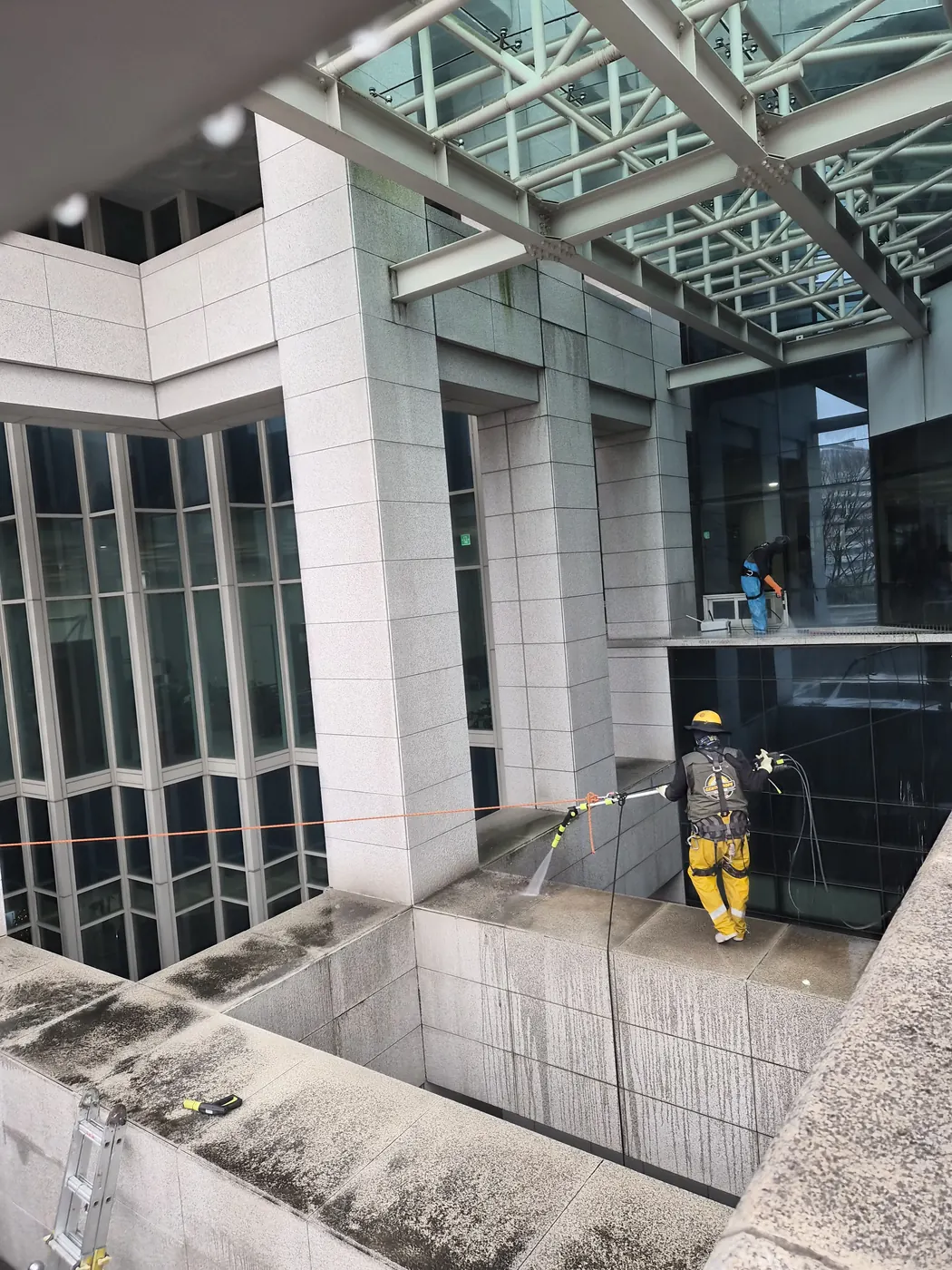 마포구 외벽청소 시공 현장 — 로프 작업