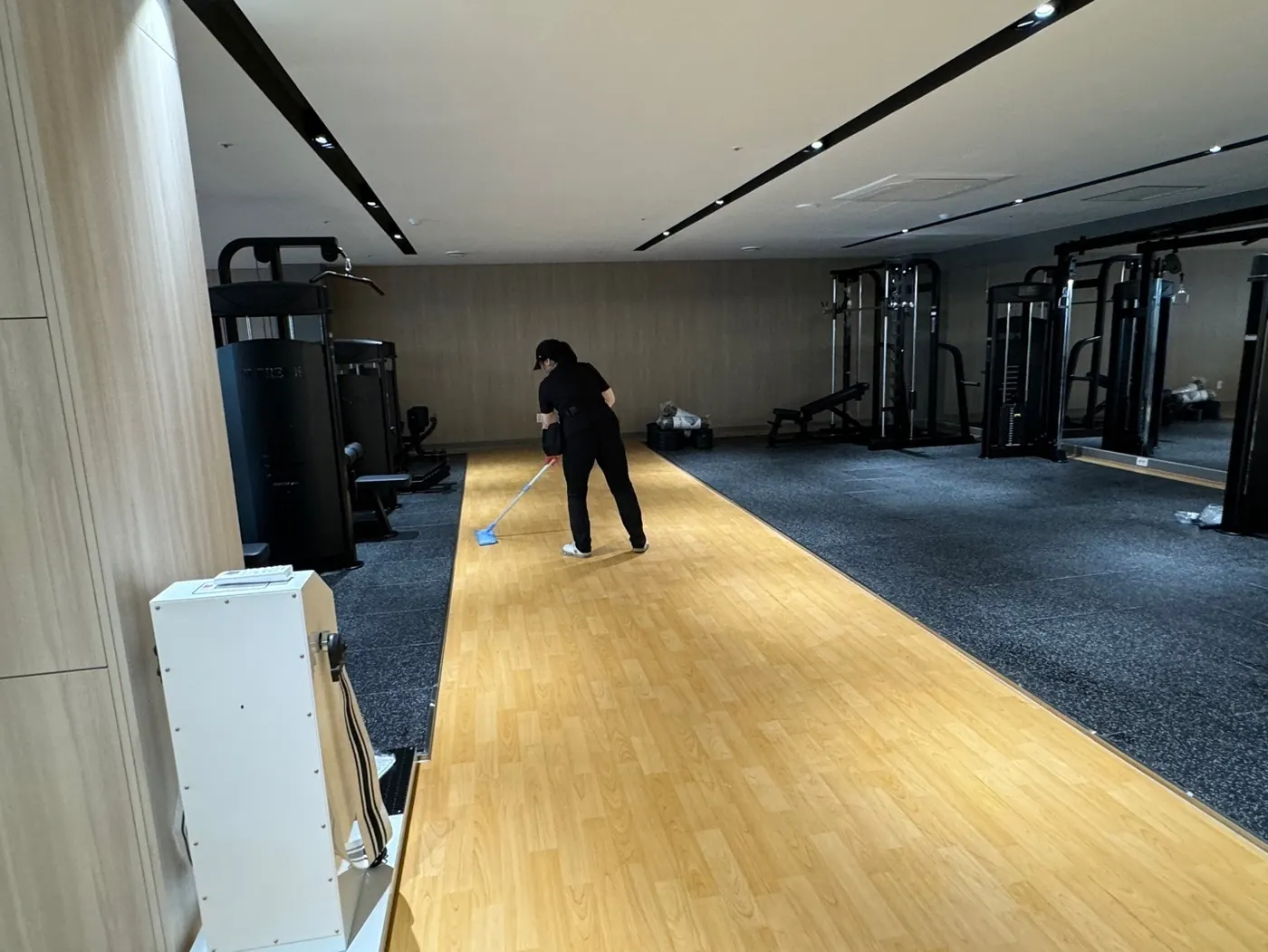 바닥 마감 상태 — 용산구 헬스장청소 현장