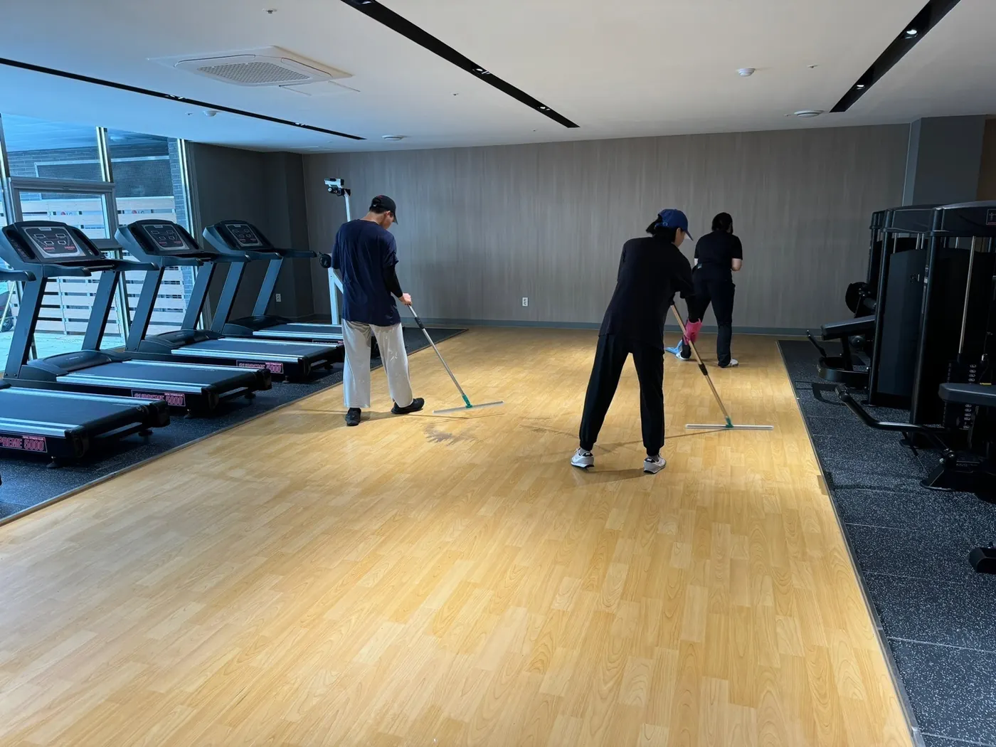 작업 진행 — 마포구 헬스장청소 현장
