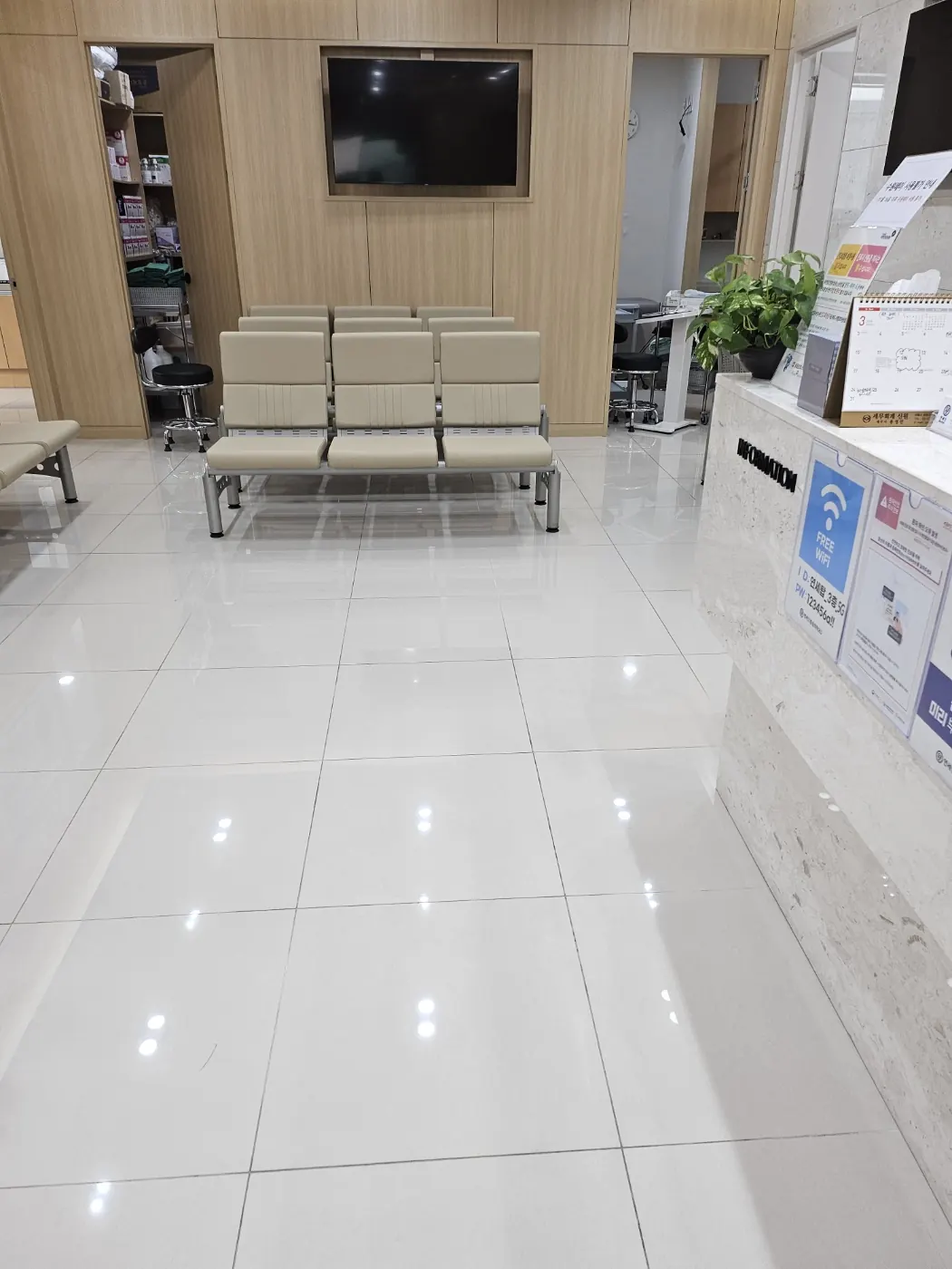 성북구 병원청소 시공 현장 — 접수 데스크 주변