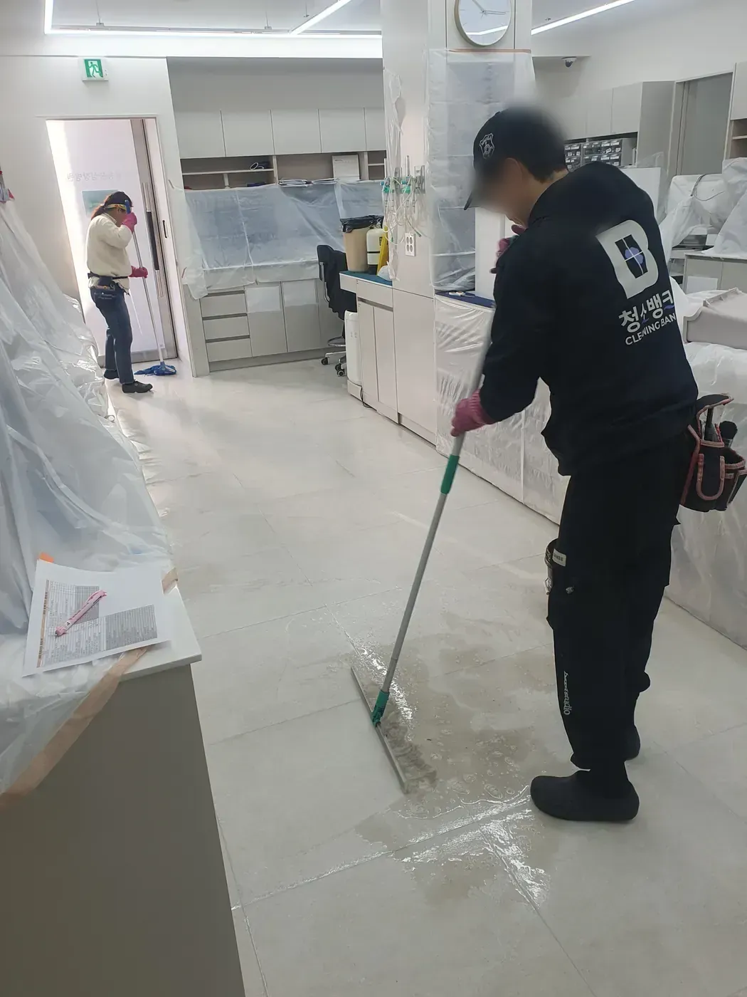 바닥 물걸레 마감 — 서울특별시 병원청소 현장