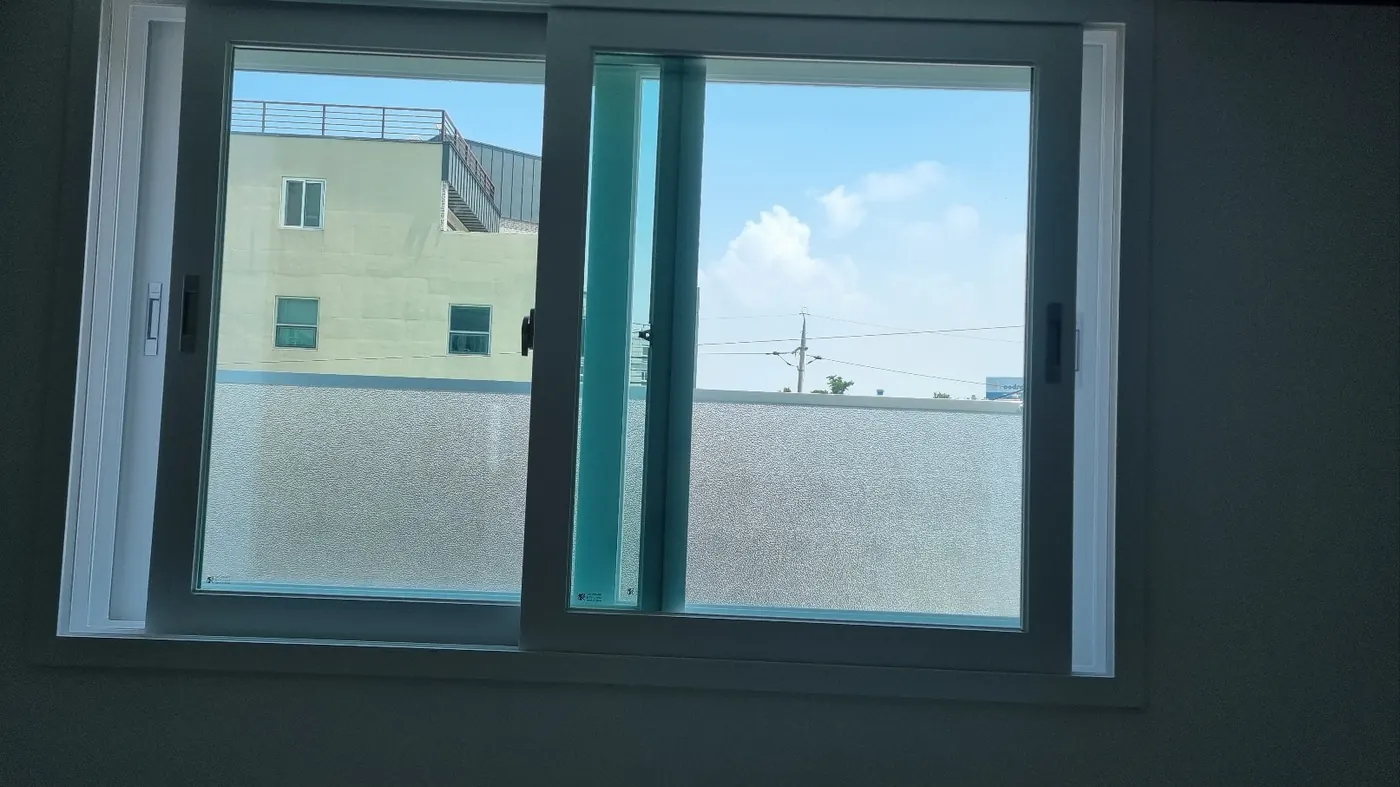 창호·유리 마감 — 강북구 입주청소 현장