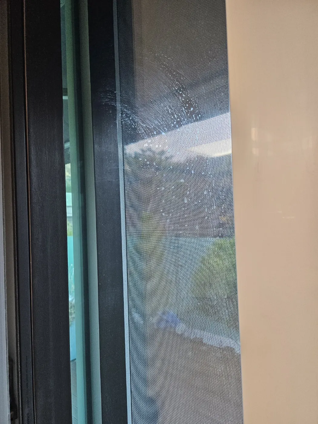 창틀 레일 청소 — 상암동 입주청소 현장