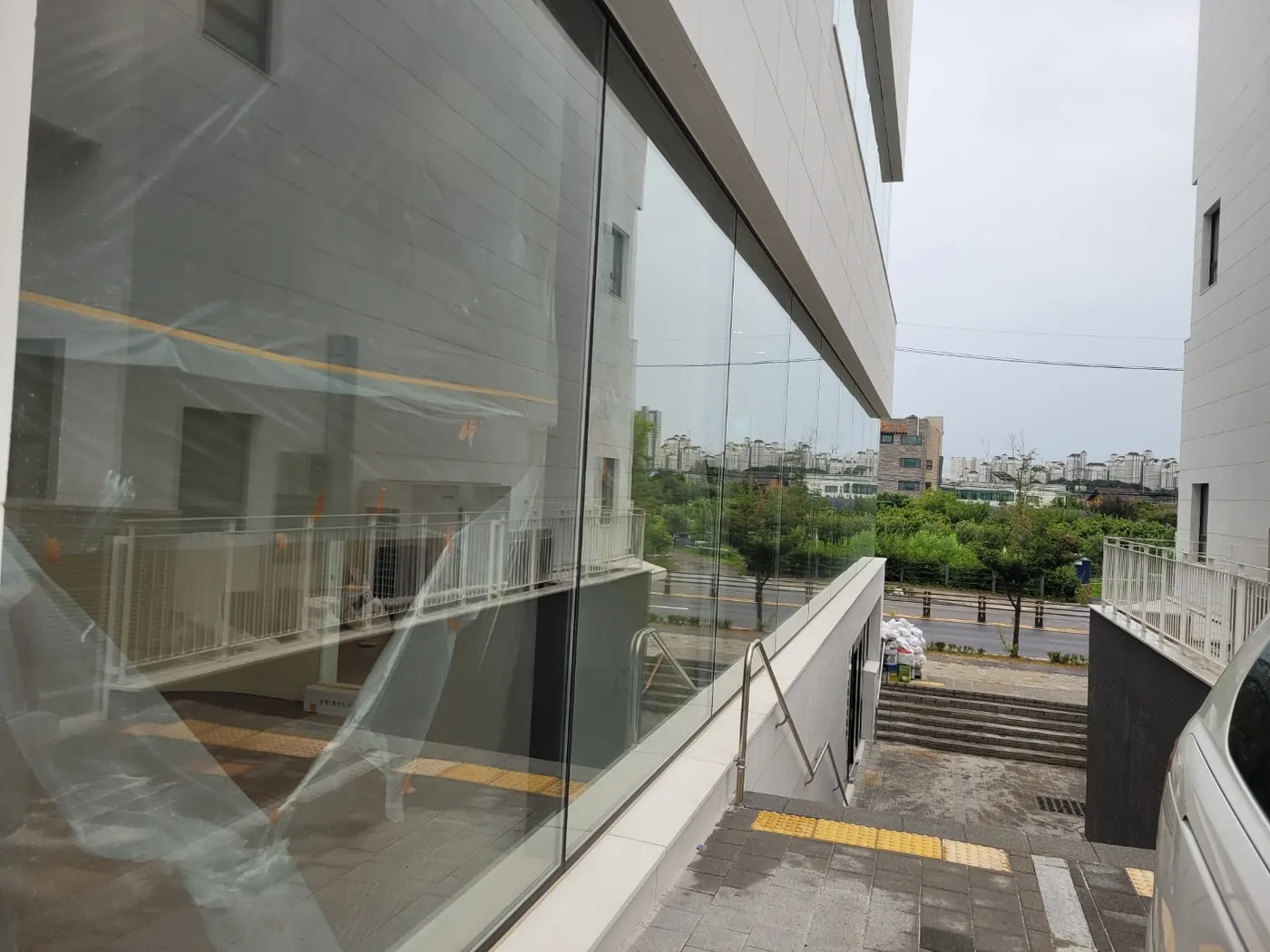 창호 마감 확인 — 양천구 준공청소 현장