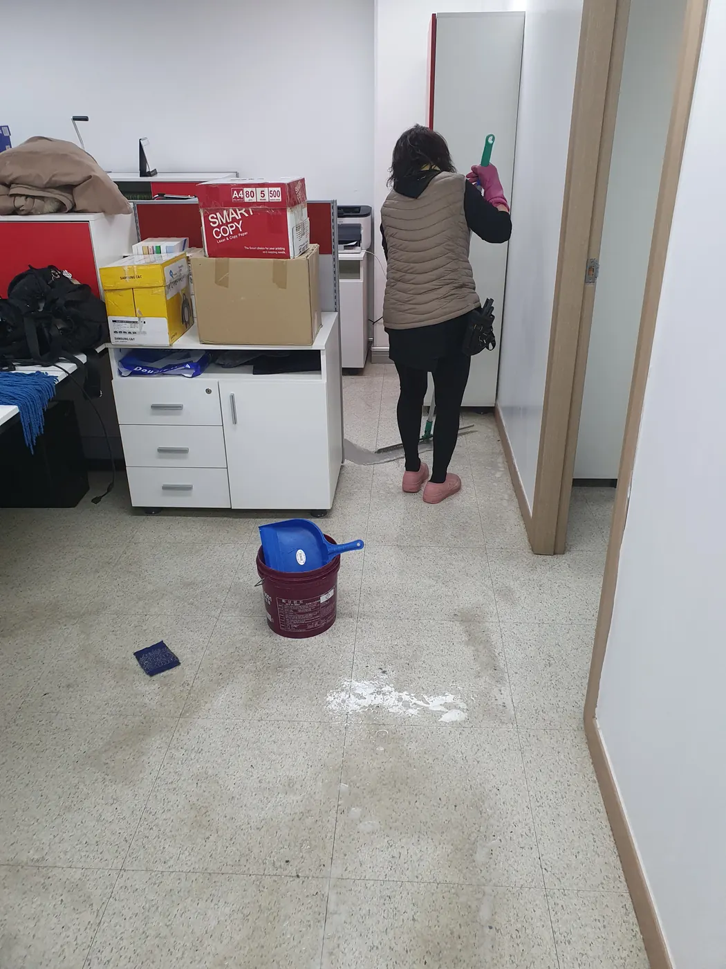바닥 물걸레 마감 — 양천구 사무실청소 현장
