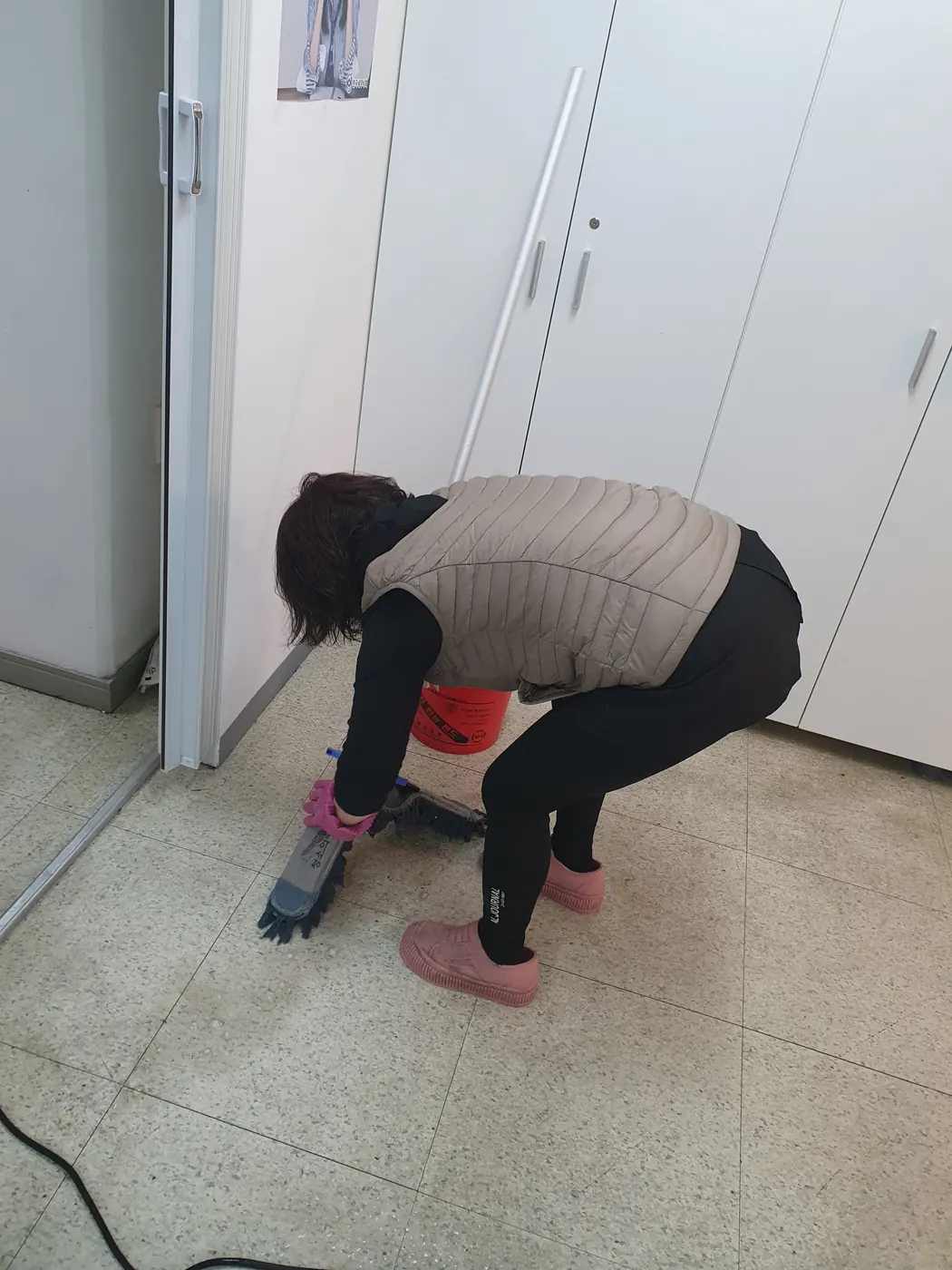 바닥 세정 진행 — 구로구 사무실청소 현장