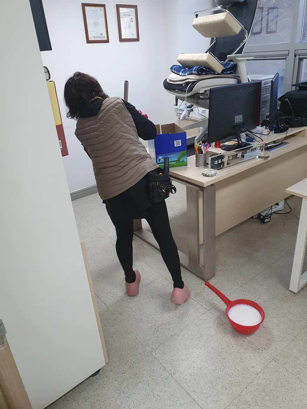바닥 세정 진행 — 종로구 사무실청소 현장