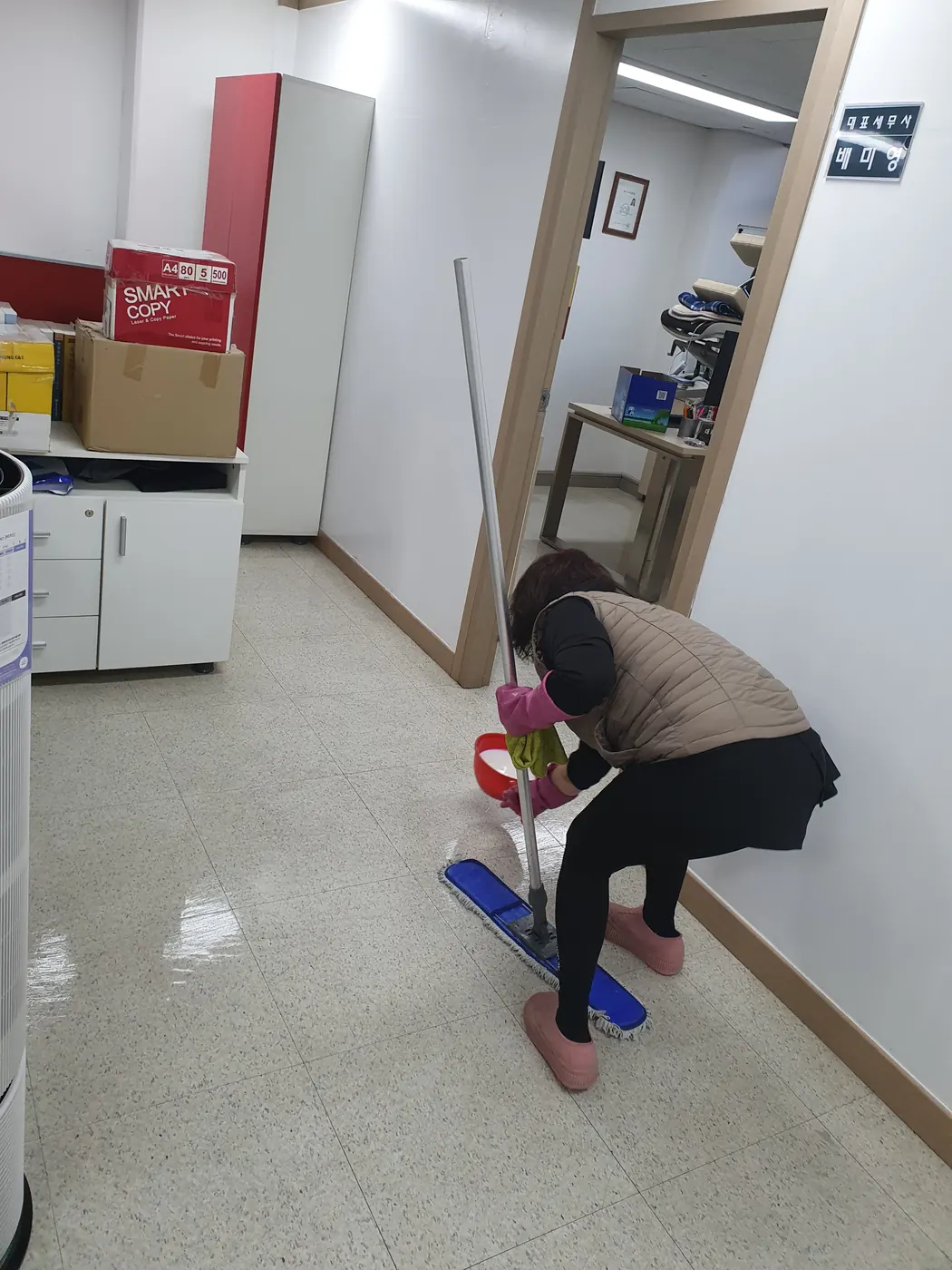 바닥 세정 진행 — 마포구 사무실청소 현장