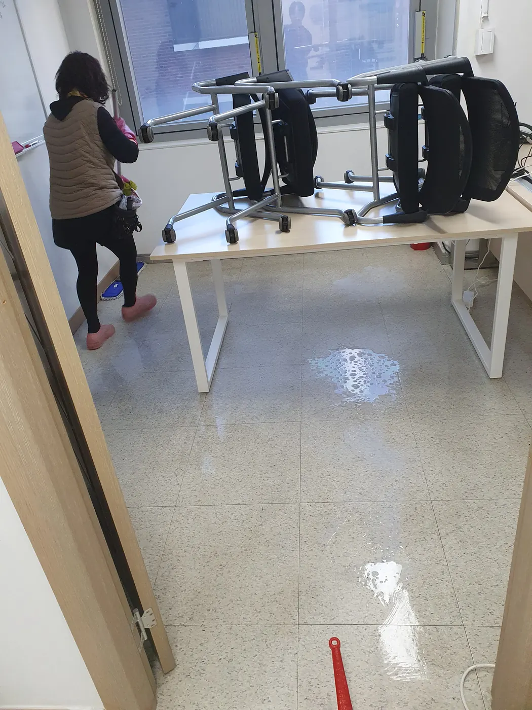 바닥 물걸레 마감 — 중구 사무실청소 현장