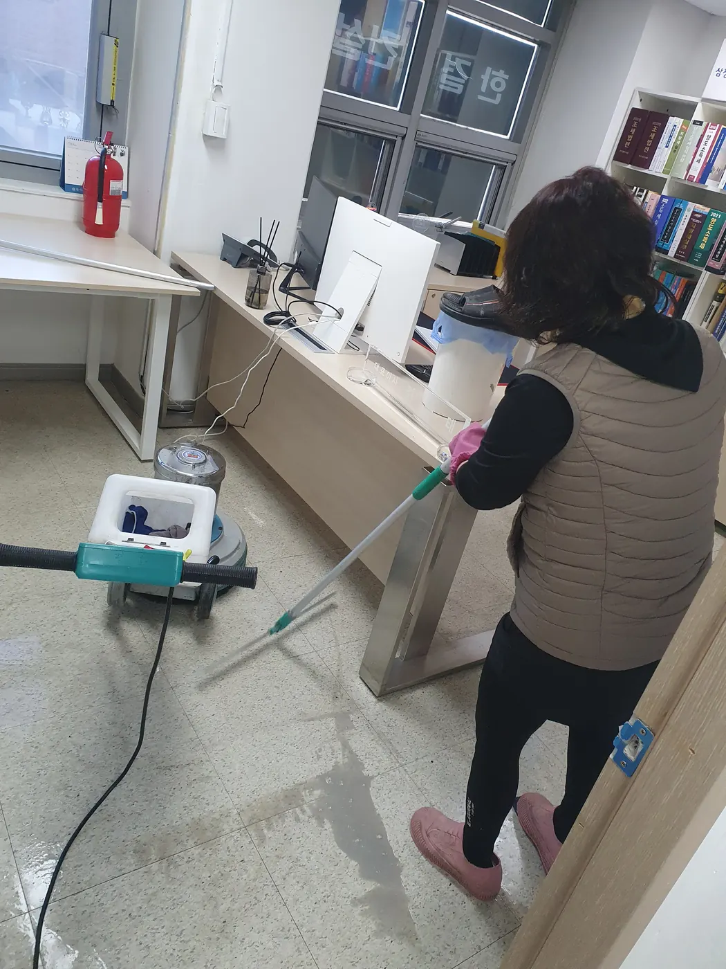 바닥 폴리셔 작업 — 영등포구 사무실청소 현장