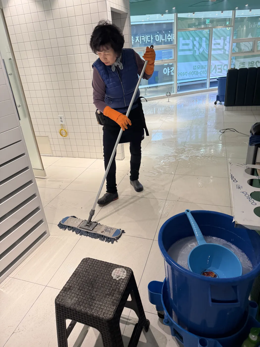 강남구 식당청소 시공 현장 — 주방 바닥 세정