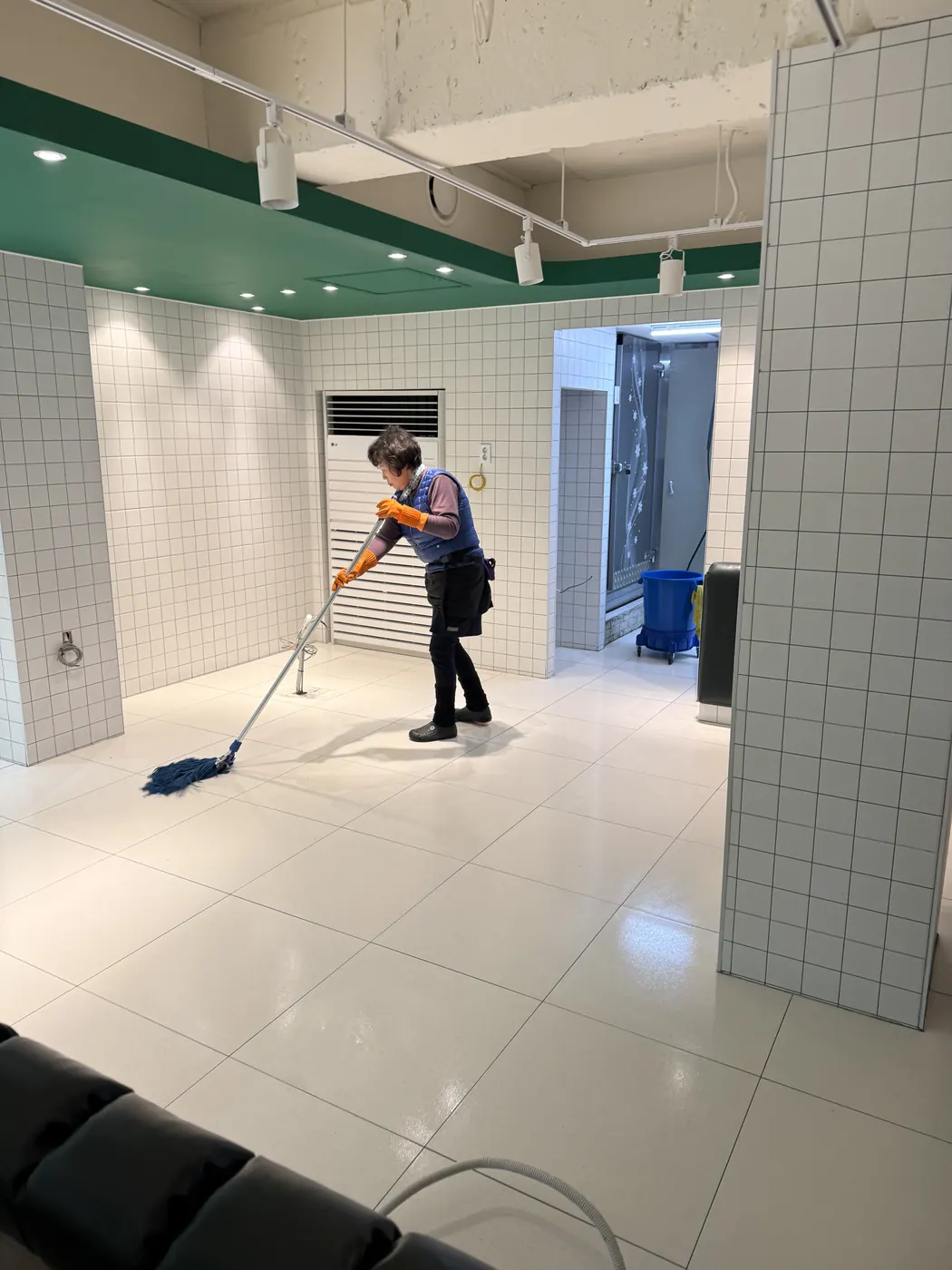강서구 식당청소 시공 현장 — 주방 바닥 세정
