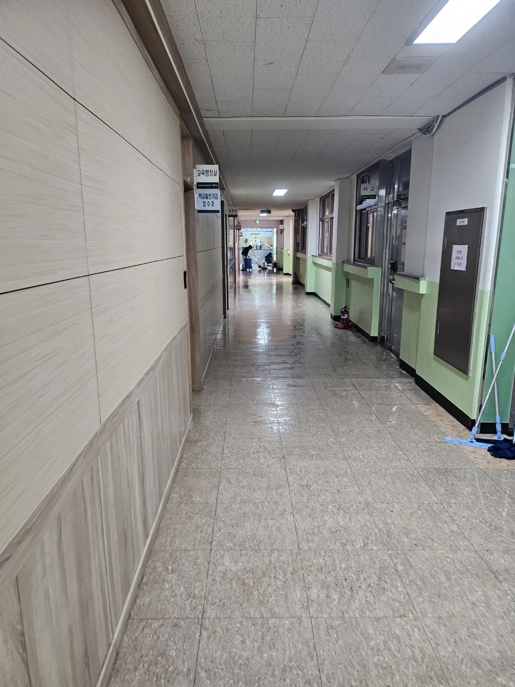 강남구 학교청소 시공 현장 — 통로 정리