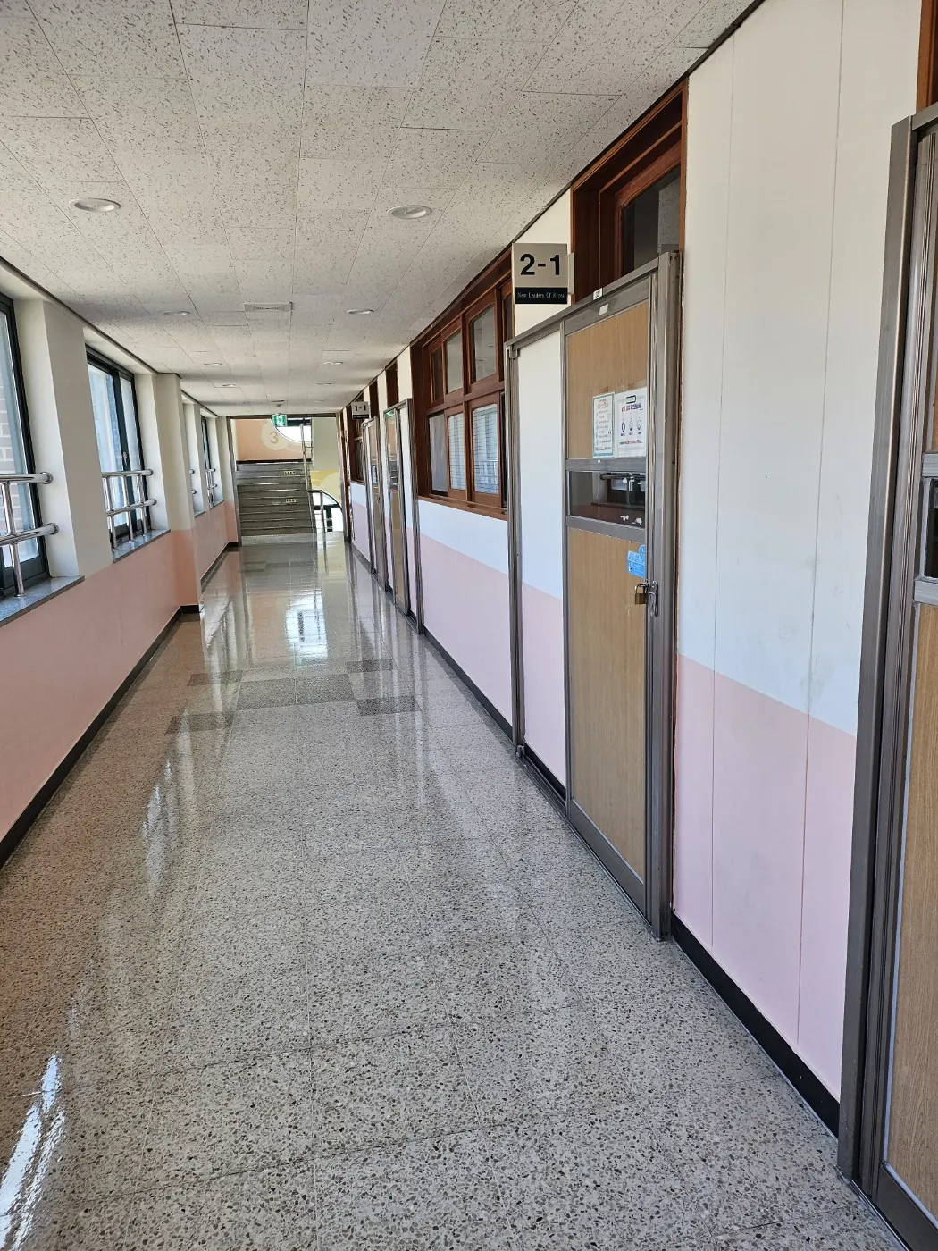 서울특별시 학교청소 시공 현장 — 통로 정리