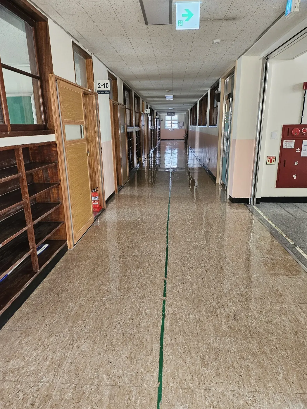공평동 학교청소 시공 현장 — 통로 정리