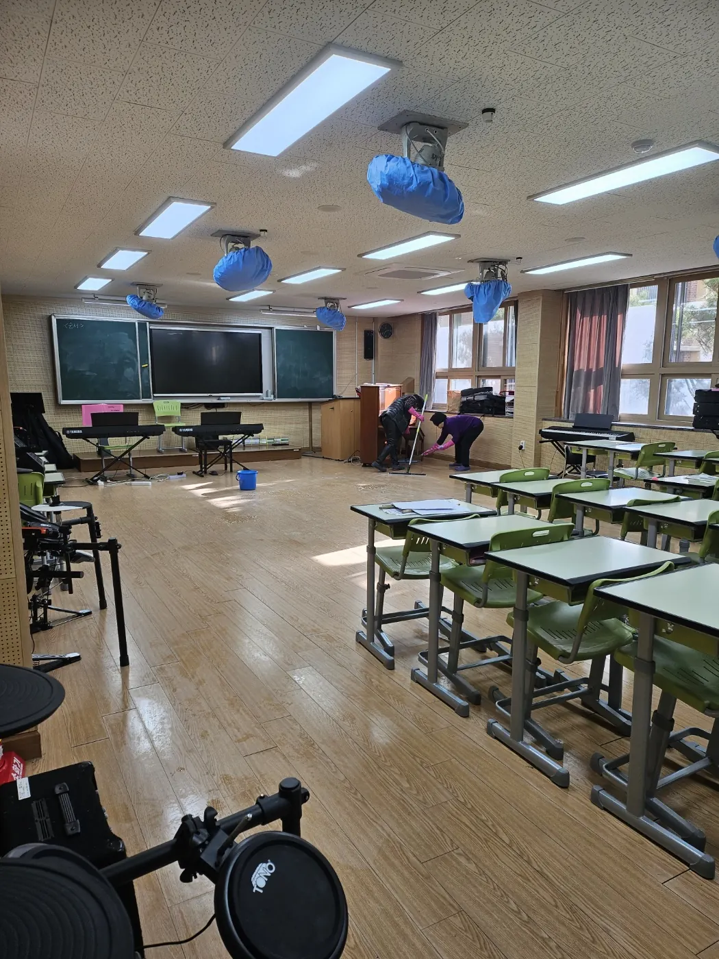 바닥 물걸레 마감 — 금천구 학교청소 현장
