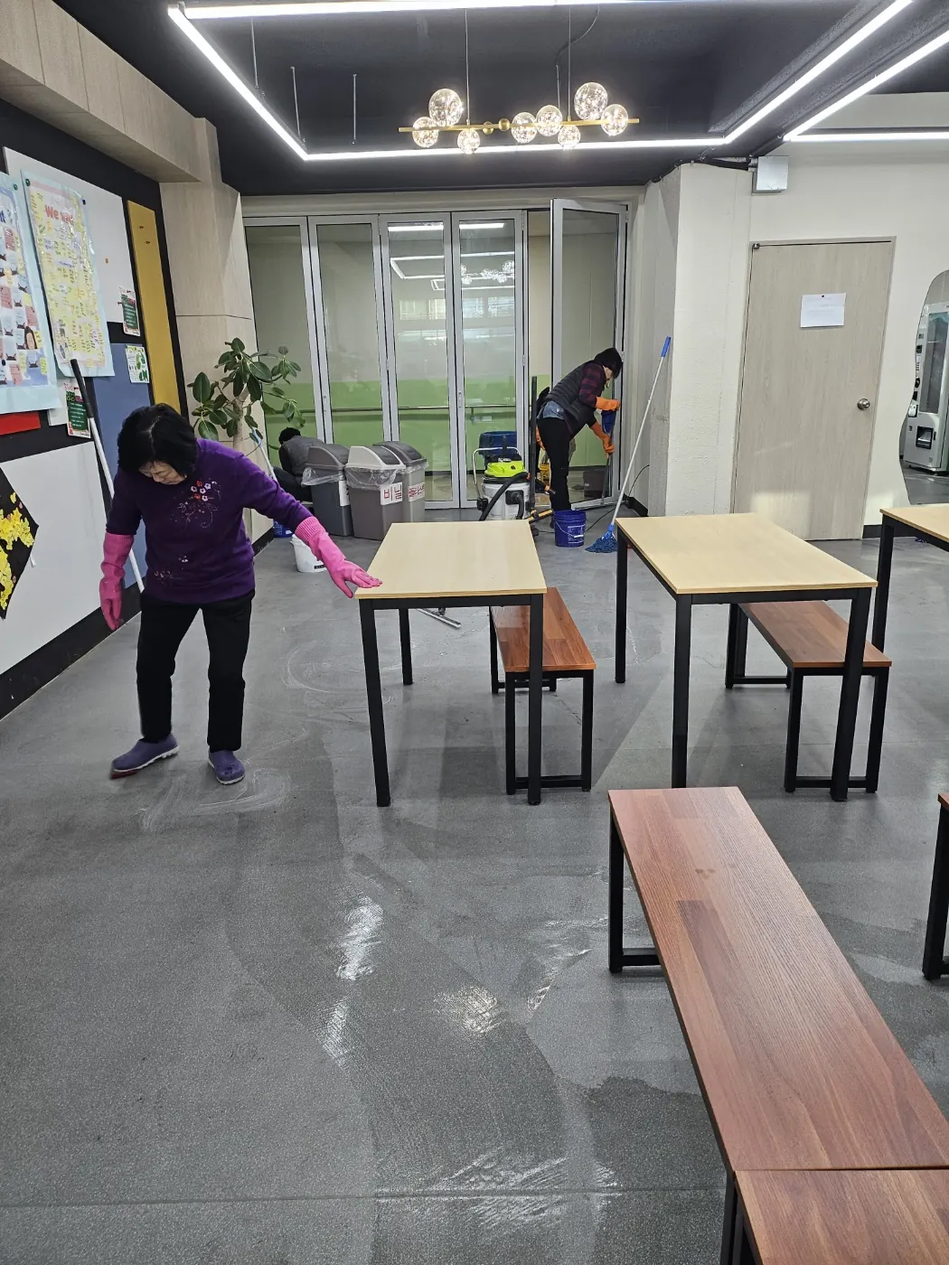 바닥 물걸레 마감 — 구수동 학교청소 현장