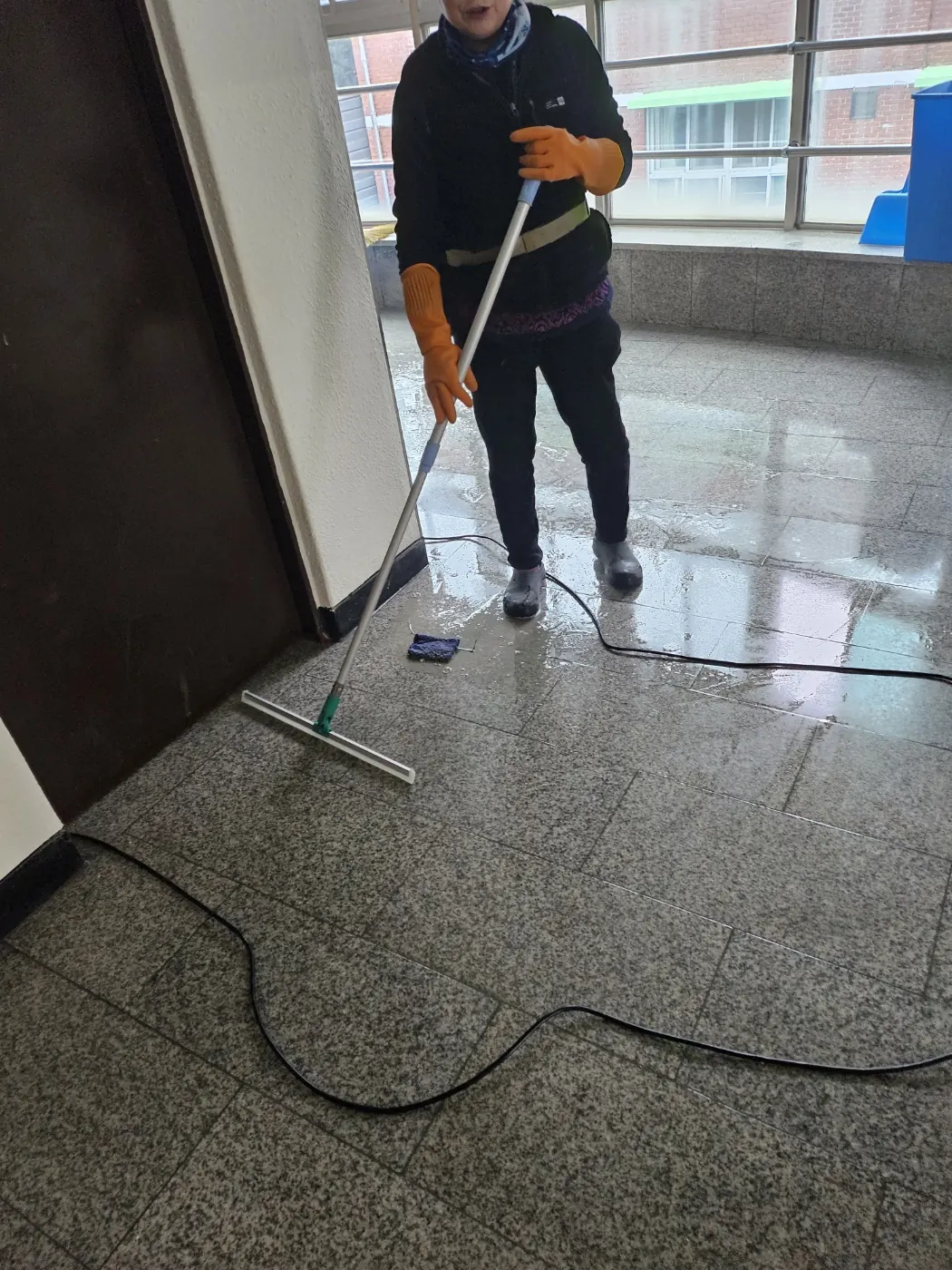 바닥 물걸레 마감 — 중랑구 학교청소 현장