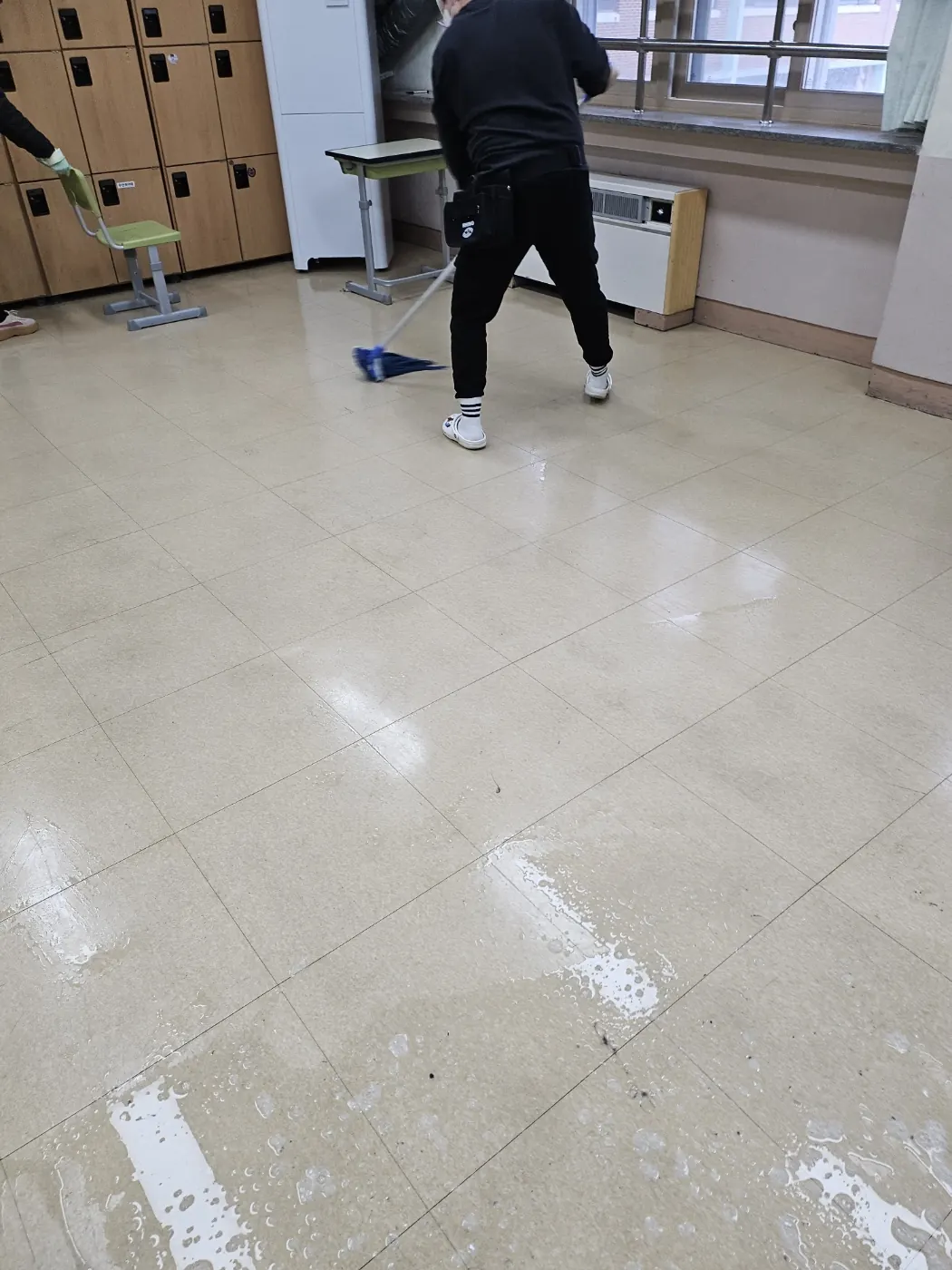 바닥 물걸레 마감 — 신천동 학교청소 현장